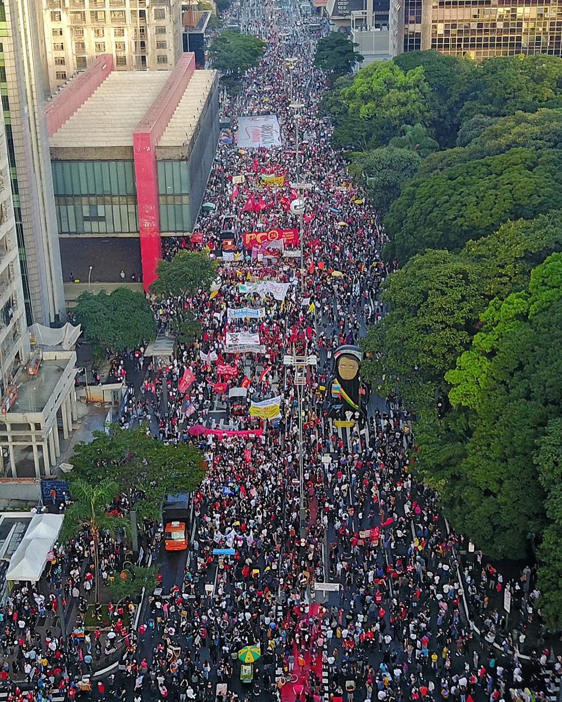 Milhares de pessoas aglomeraram na Avenida Paulista neste sábado[fotografo]Mídia Ninja[/fotografo]