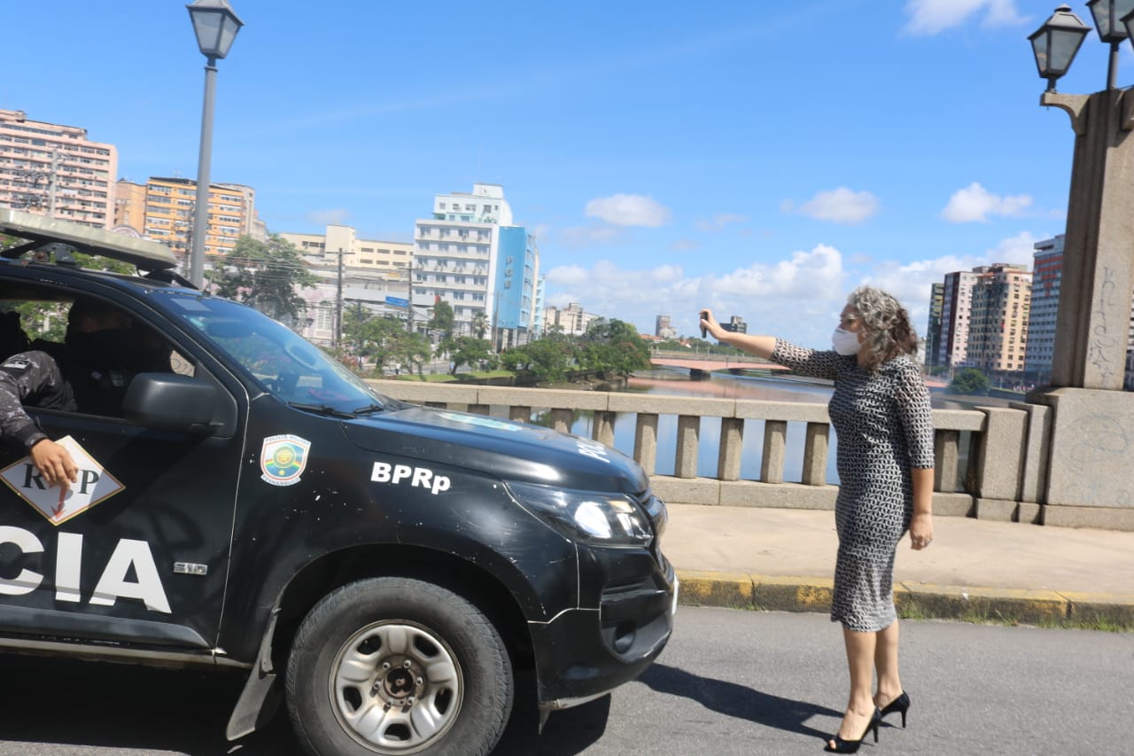 A vereadora Liane Lins mostra seu cartão de identificação da Câmara Municipal à polícia [fotografo]Divulgação/Liane Lins[/fotografo]