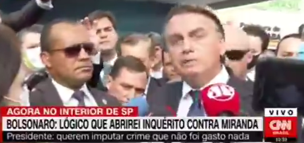 Bolsonaro grita com a repórter da CNN Brasil ao ser questionado sobre vacina [fotografo] Reprodução/YouTube/CNN Brasil [/fotografo]