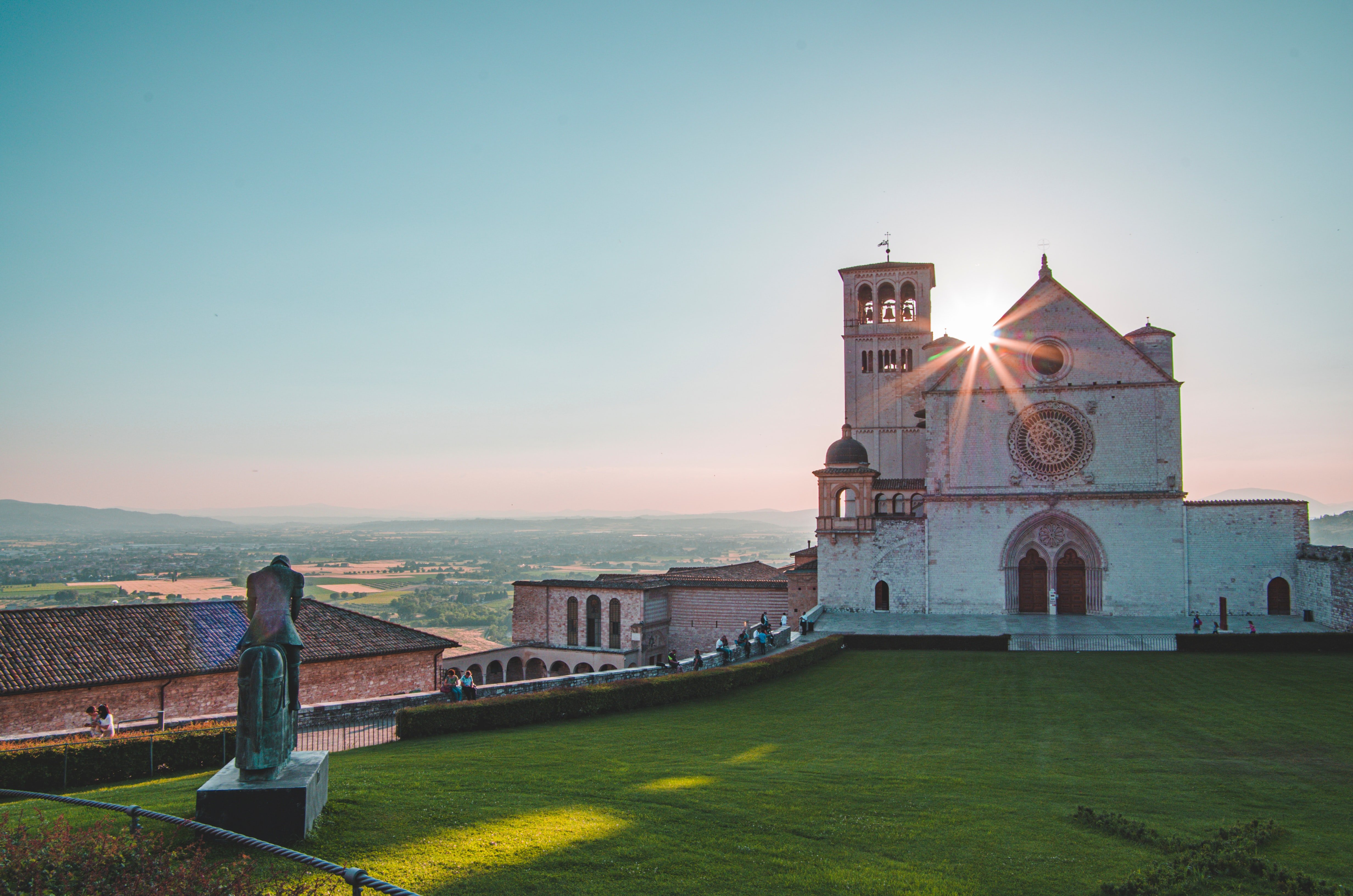 Catedral em Assis, Itália [fotografo]  Enrico Tavian/Unsplash [/fotografo]