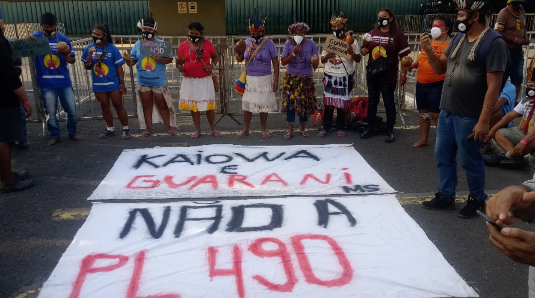 Indígenas protestam contra PL da mineração em terra indígena em frente à Câmara[fotografo]Tiago Rodrigues[/fotografo]