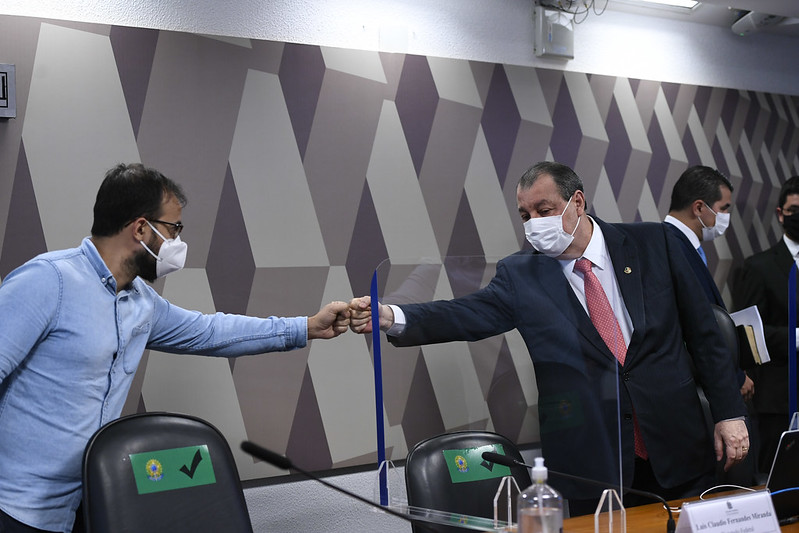 Luis Ricardo Miranda cumprimenta o presidente da CPI da Covid, Omar Aziz[fotografo]Edilson Rodrigues/Ag. Senado[/fotografo]