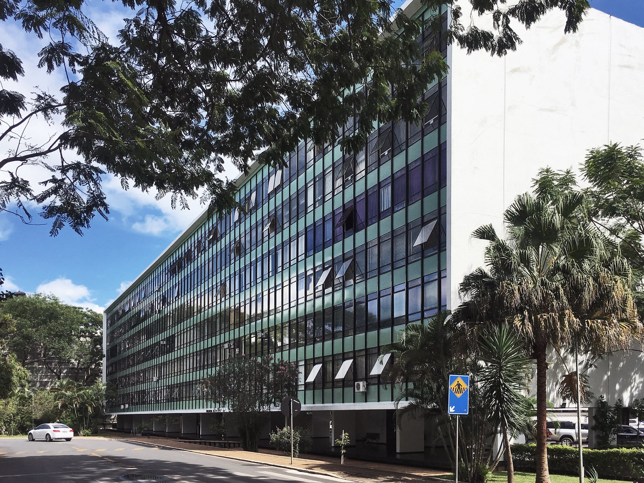 Prédio residencial no Plano Piloto, região central de Brasília. Ministros e mesmo ex-ministros estavam em apartamentos funcionais [fotografo] Gabriel Fernandes via Flickr[/fotografo]