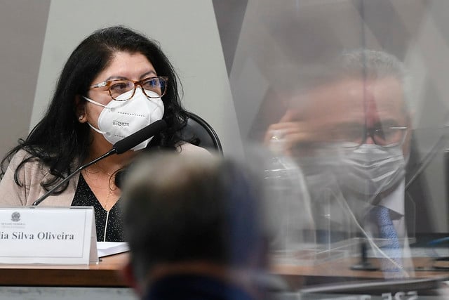 À mesa da CPI da Covid, a servidora e fiscal de contratos do Ministério da Saúde, Regina Célia Silva Oliveira [fotografo] Marcos Oliveira/Agência Senado [/fotografo]