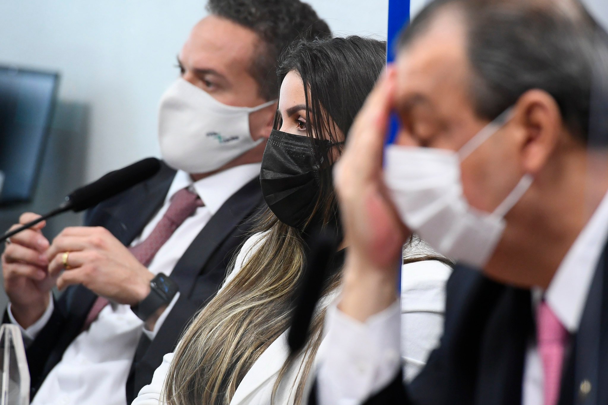 O advogado Ticiano Figueiredo (ao fundo), Emanuele Medrades (no centro) e o senador Omar Aziz  [fotografo] Marcos Oliveira/Agência Senado [/fotografo]