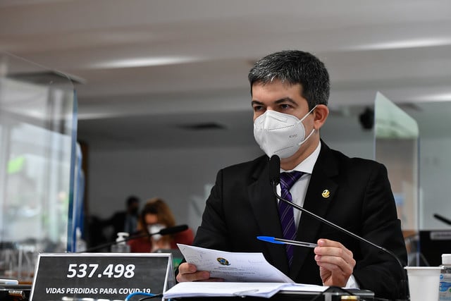 Líder da oposição no Senado, senador Randolfe Rodrigues (Rede-AP), apresentou dois projetos para suspender os reajustes da ANS nos planos de saúde. [fotografo] Leopoldo Silva/Agência Senado [/fotografo]