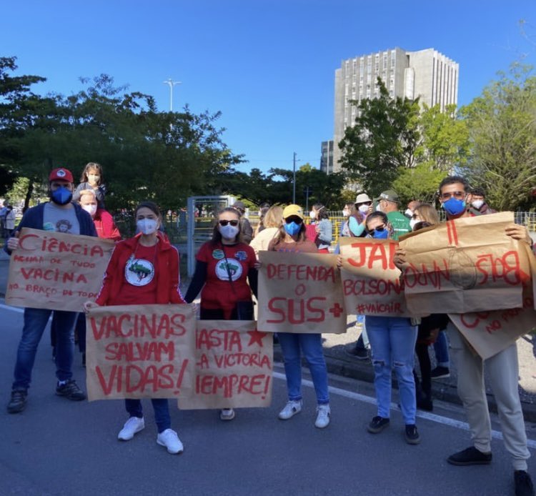 Manifestantes em Florianópolis protestam contra Bolsonaro e pela valorização do SUS neste sábado (3)[fotografo] Lívia Volta [/fotografo] 