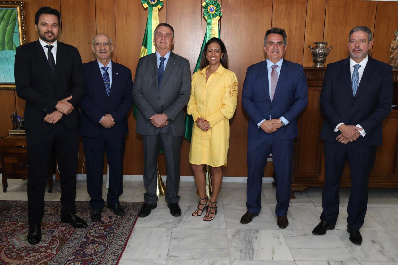 O presidente Jair Bolsonaro, acompanhado dos ministros Fabio Faria (Comunicação), Luiz Eduardo Ramos (Secretaria Geral), Flávia Arruda (Secretaria de Governo), Ciro Nogueira (Casa Civil), e o presidente da Câmara, Arthur Lira [fotografo]Reprodução/Twitter Ciro Nogueira[/fotografo