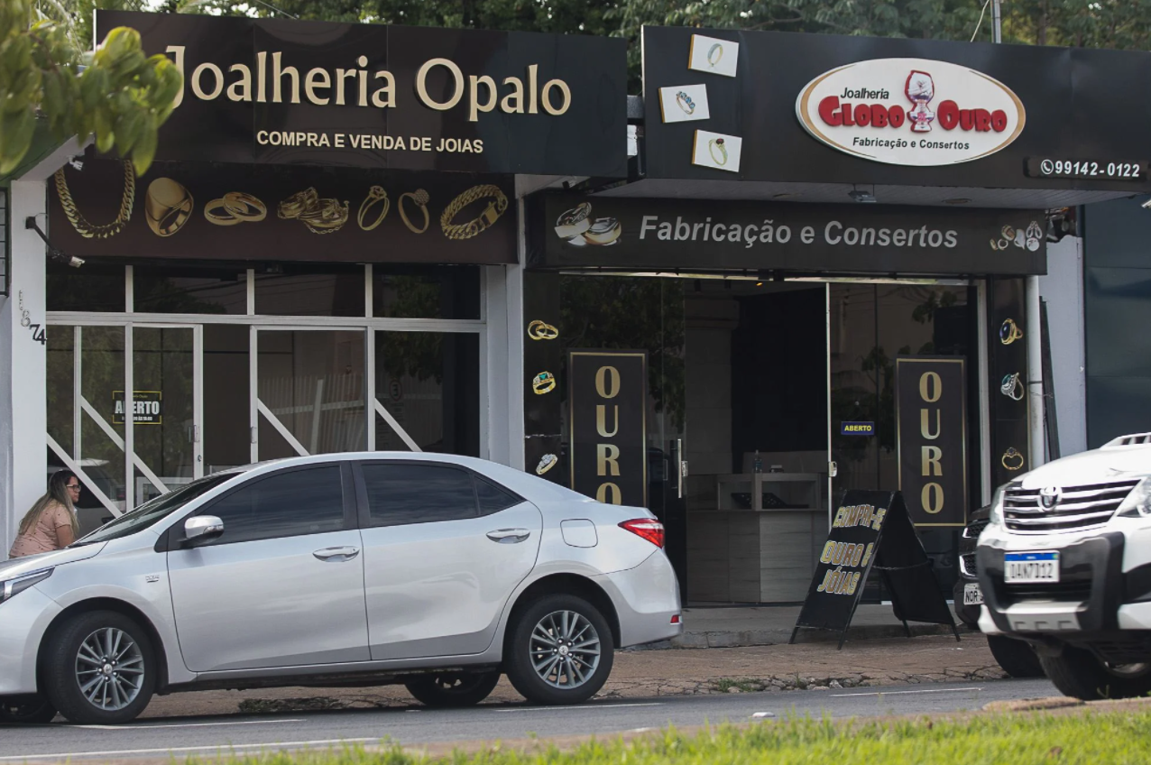 Reportagem denuncia que o verdadeiro negócio, a compra e venda de ouro ilegal, ocorre nos fundos dos estabelecimentos da chamada Rua do Ouro [fotografo] Bruno Kelly/Amazônia Real [/fotografo]