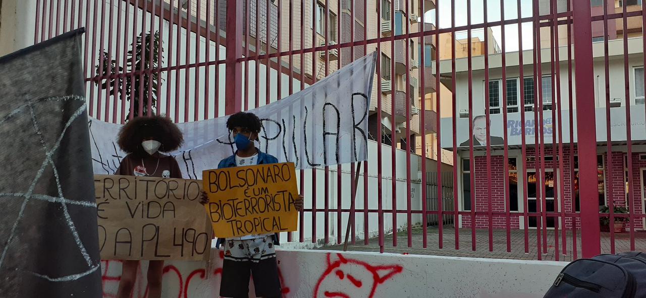 Manifestantes exibem cartazes em frente ao escritório de Barros [fotografo]Leonardo Tasso]