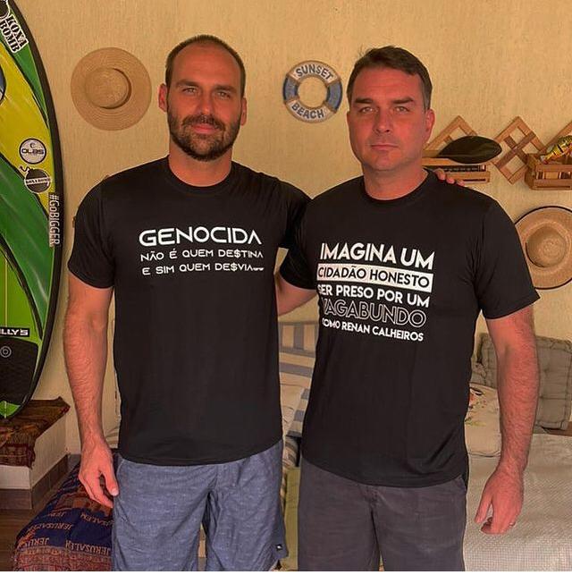 O deputado Eduardo Bolsonaro (PSL-SP) e o senador Flávio Bolsonaro (Patriota-RJ) publicam foto em provo Foto: Arquivo pessoal/ Instagram Eduardo Bolsonaro 