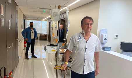 Bolsonaro em corredor do hospital em São Paulo no qual foi internado semana passada[fotografo]Twitter[/fotografo]