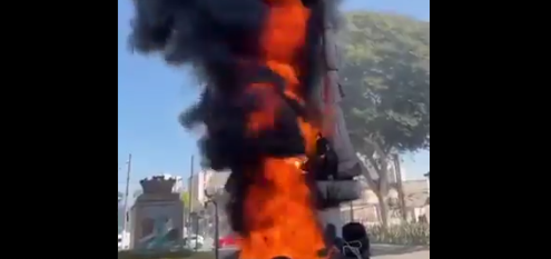 Manifestantes atearam fogo na estátua de Borba Gato[fotografo]Reprodução Twitter[/fotografo]