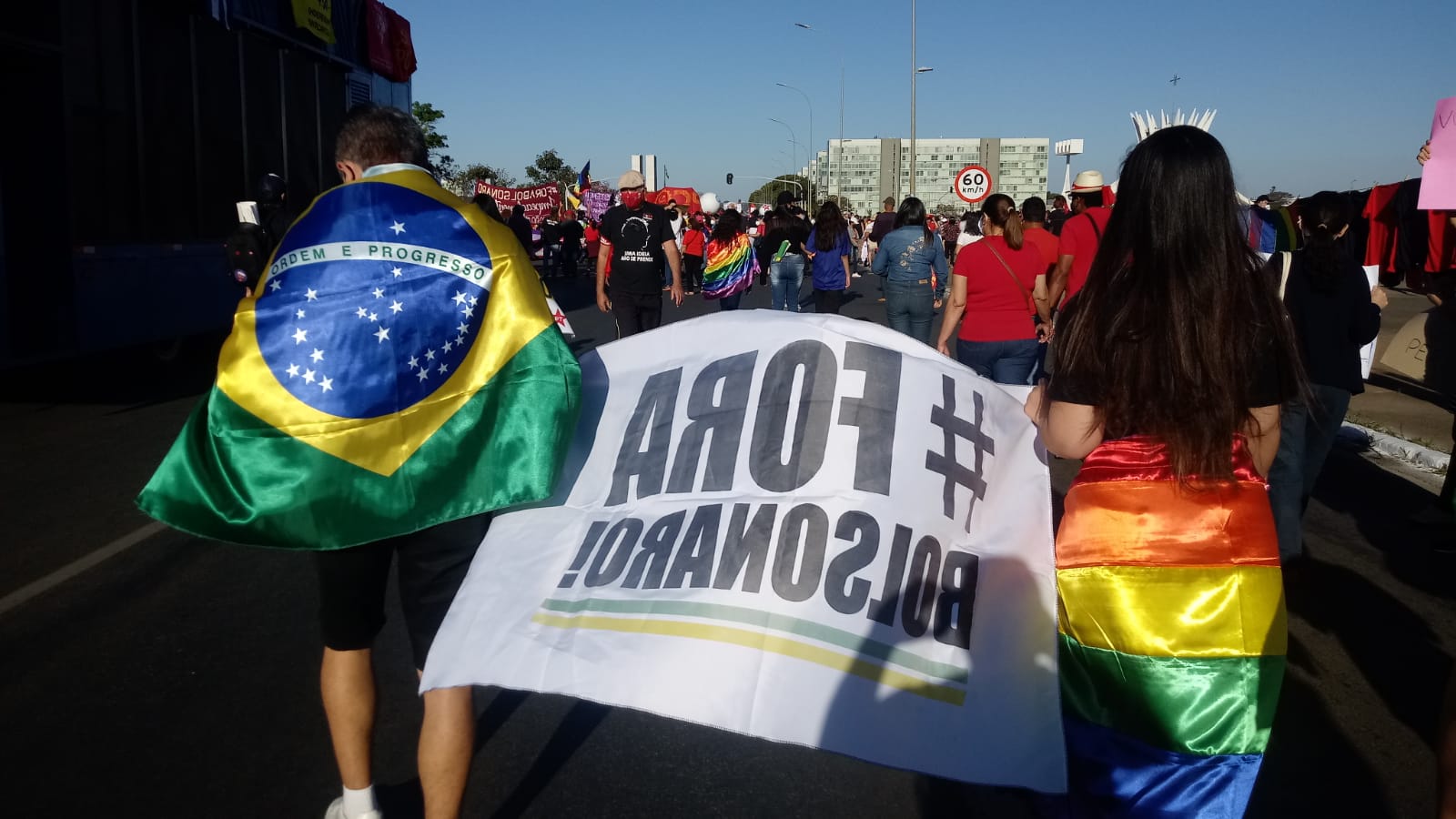 Bandeiras nacional e LGBT na manifestação contra Bolsonaro na Esplanada dos Ministérios[fotografo]Tiago Rodrigues[/fotografo]