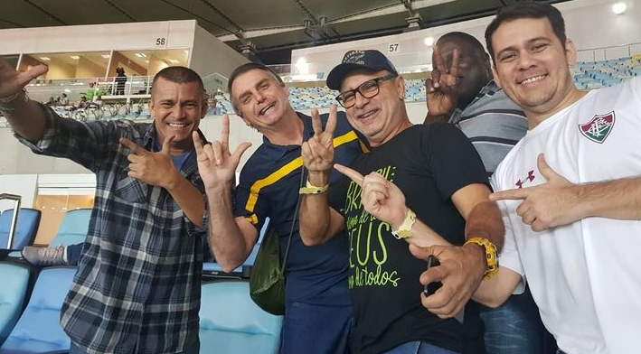 Queiroz com Bolsonaro e outros amigos bolsonaristas[fotografo]Reprodução[/fotografo]