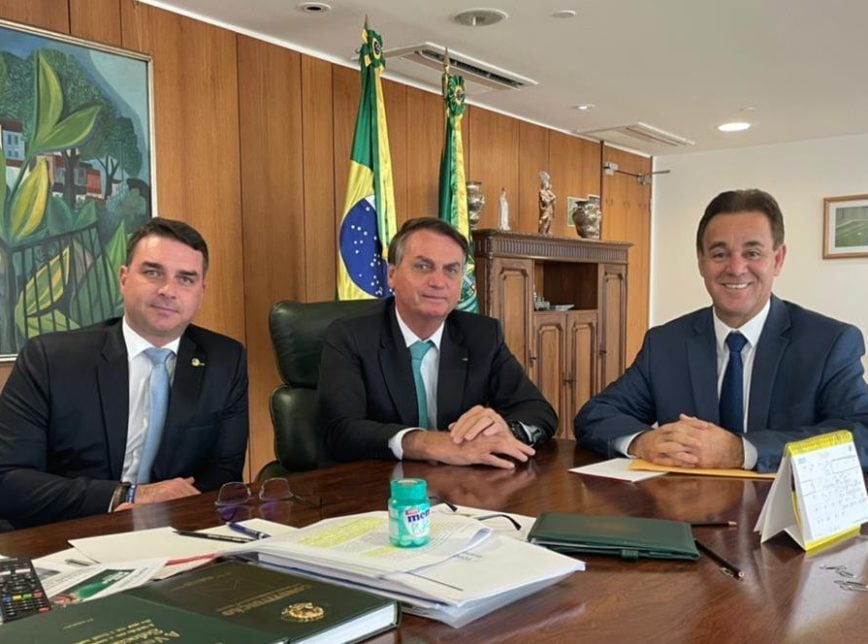 Flávio Bolsonaro e Jair Bolsonaro se reúnem com o presidente do Patriota, Adilson Barroso, afastado da sigla recentemente [fotografo] Reprodução/Redes Sociais [/fotografo]