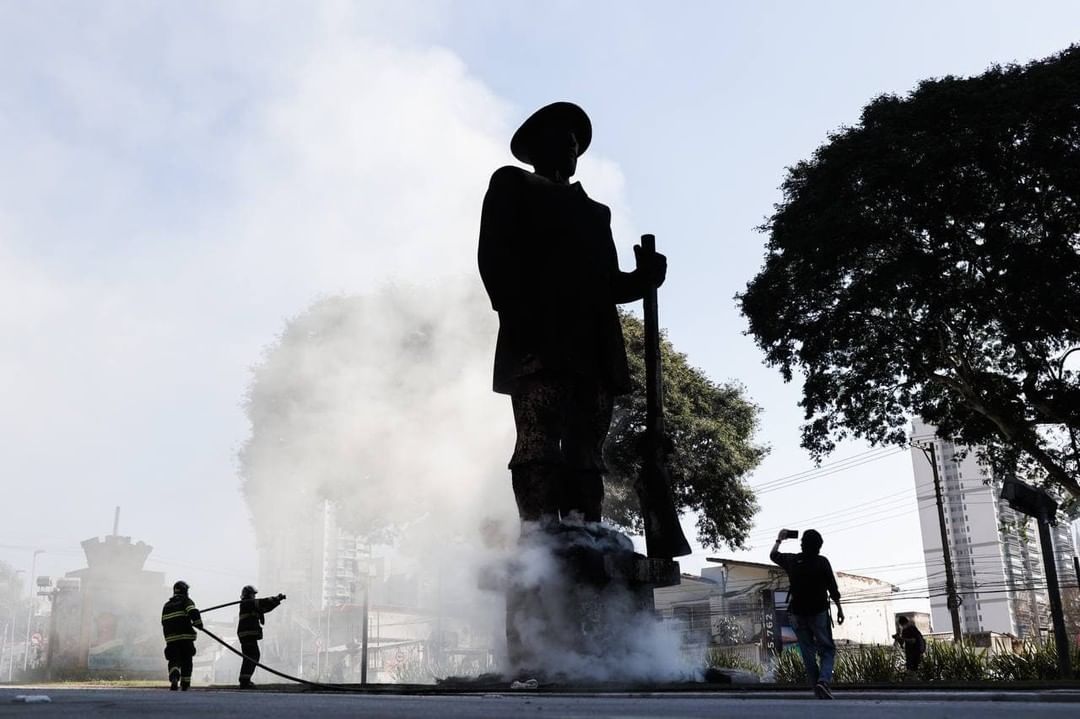 Bombeiros fazem o rescaldo de incêndio na estátua do Borba Gato, em São Paulo [fotografo]Mídia Ninja/Instagram[/fotografo]