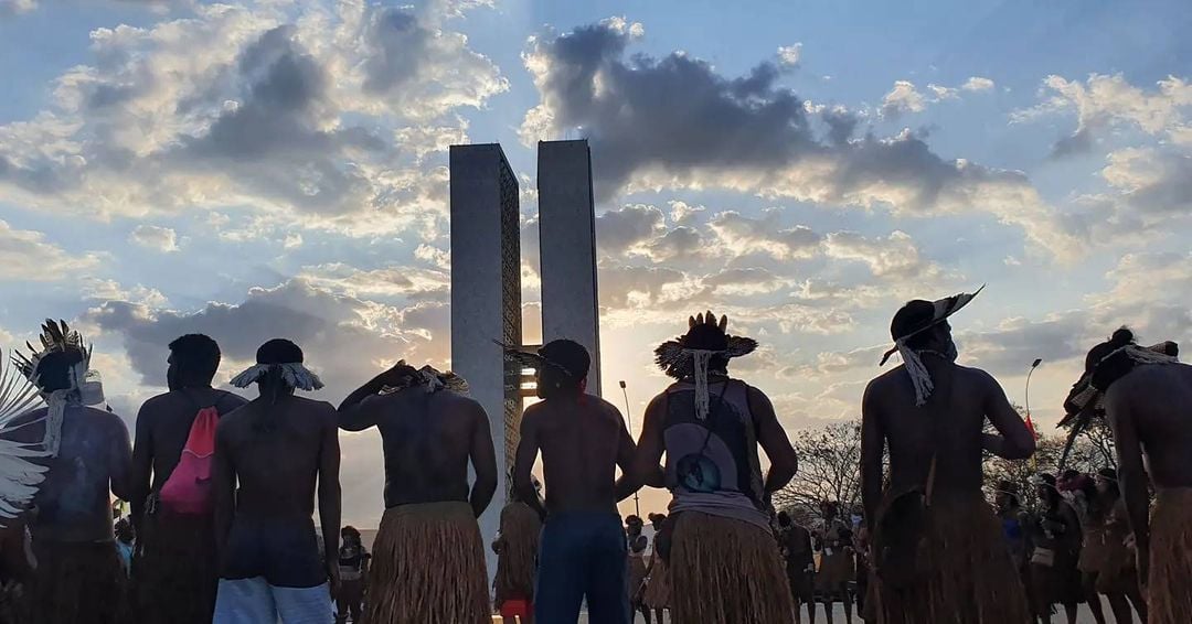 Imagem de manifestação de indígenas em frente ao Congresso. Foto: Guilherme Mendes/Congresso em Foco