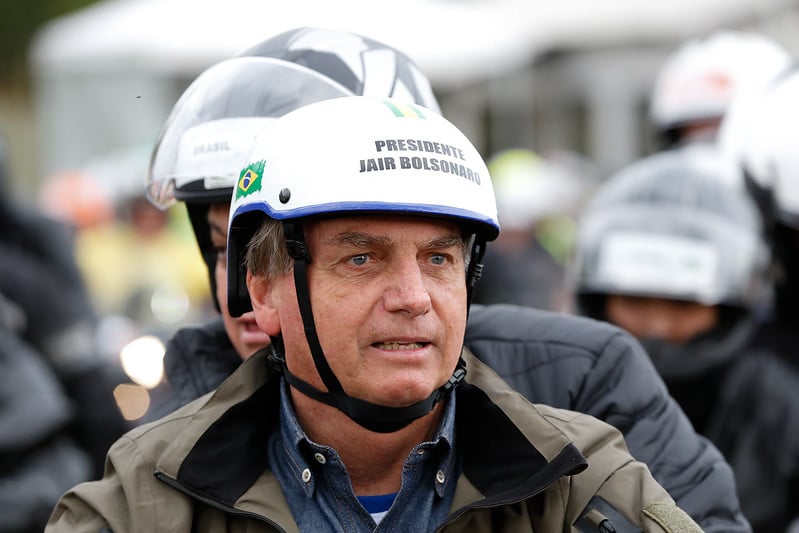 Policiais faziam uma manobra para encerrar o passeio quando o presidente foi obrigado a frear bruscamente sua moto para evitar o choque. Foto: Alan Santos/PR