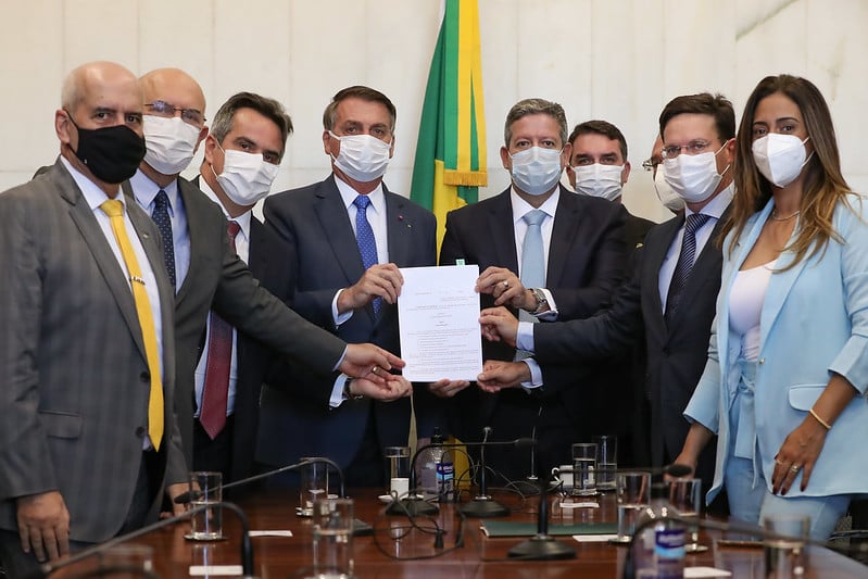 Presidente Jair Bolsonaro e aliados na entrega da MP do Auxílio Emergencial na Câmara dos Deputados. Foto: Reprodução:Flickr Planalto  