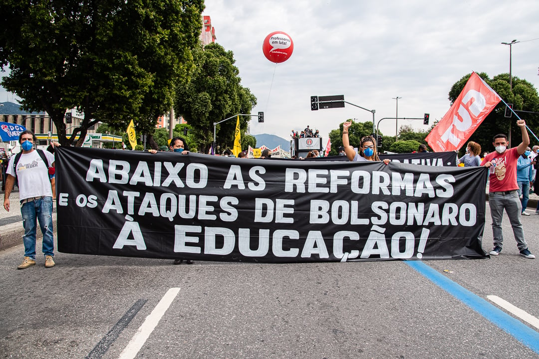 Profissionais da educação e estudantes protestam pela educação em ato contra Bolsonaro.  Foto: Mariana Maiara