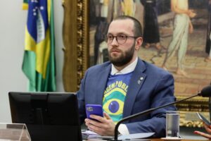 Deputado Filipe Barros (PSL-PR) em reunião da comissão especial do voto impresso na Câmara