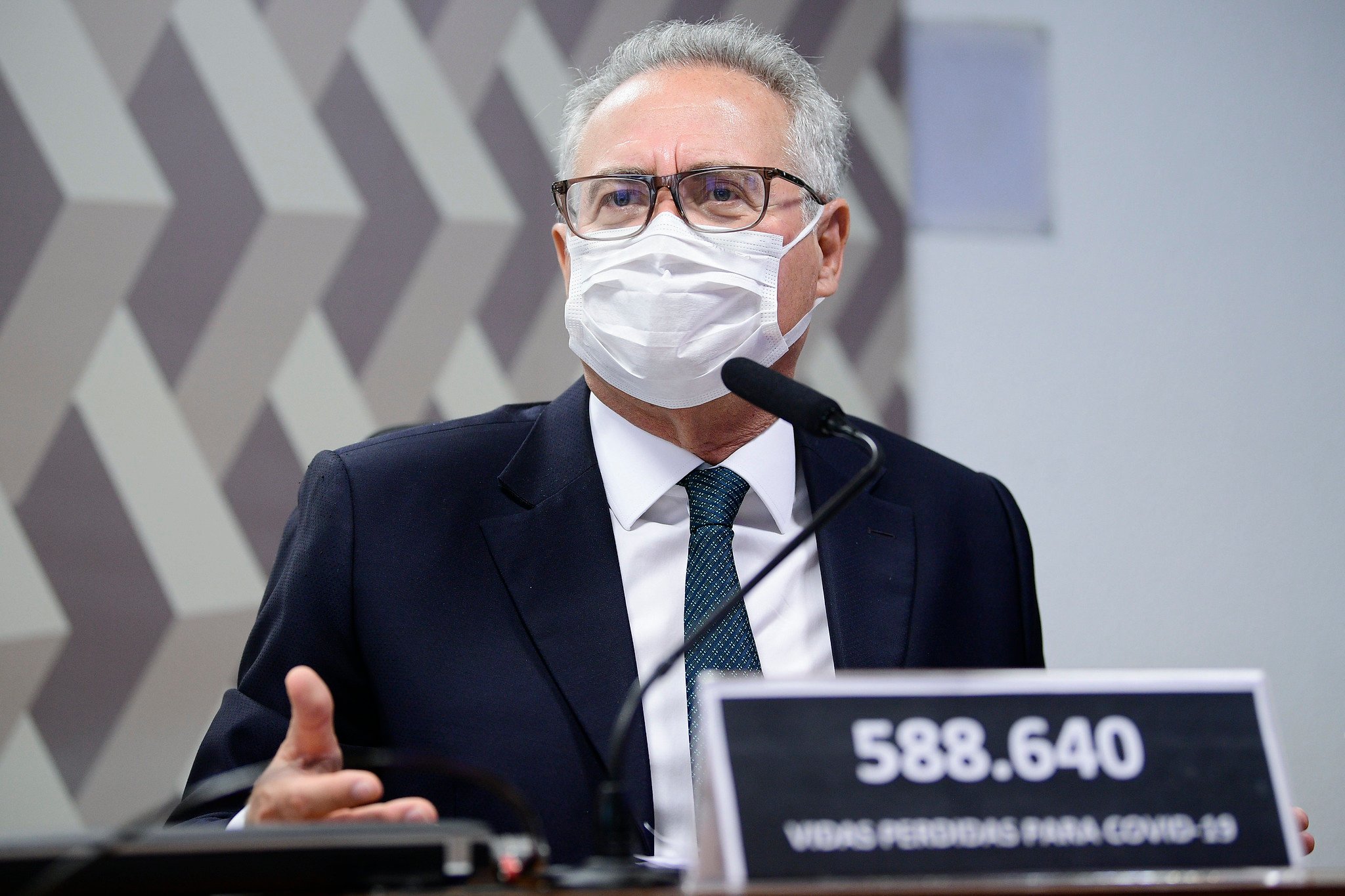 O relator da CPI da Covid, Renan Calheiros, com placa em alusão às vítimas da pandemia. Foto: Pedro França/Agência Senado