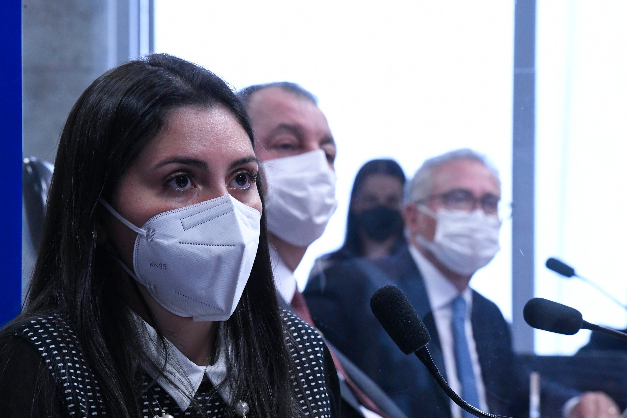 Bruna Morato, em depoimento à CPI da Covid. Ao fundo, Omar Aziz (PSD-AM) e Renan Calheiros (MDB-AL) [fotografo]Edilson Rodrigues/Agência Senado[/fotografo]