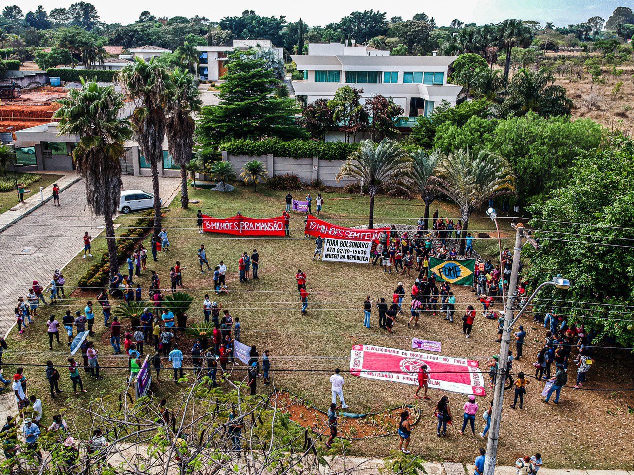 Manifestação em frente à residência comprada pelo filho mais velho do presidente por R$ 6 milhões[fotografo]Scarlett Rocha /@scarlettrphoto [/fotografo]
