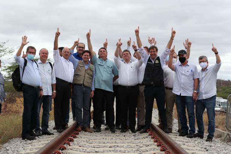 Bolsonaro ao lado de ministros na inauguração da  Ferrovia de Integração Oeste-Leste, na Bahia  [fotografo] Marcos Corrêa/PR[/fotografo]
