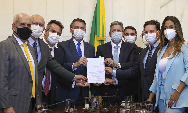 Bolsonaro na entrega da MP que cria o Auxílio Brasil ao presidente da Câmara, Arthur Lira[fotografo]Marcos Corrêa/ABr[/fotografo]