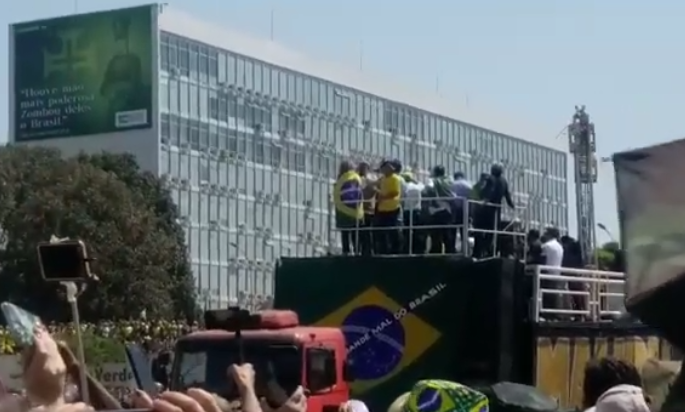 Bolsonaro discursou em trio elétrico na Esplanada dos Ministérios para os seus apoiadores [fotografo]Tiago Rodrigues/Congresso em Foco[/fotografo]