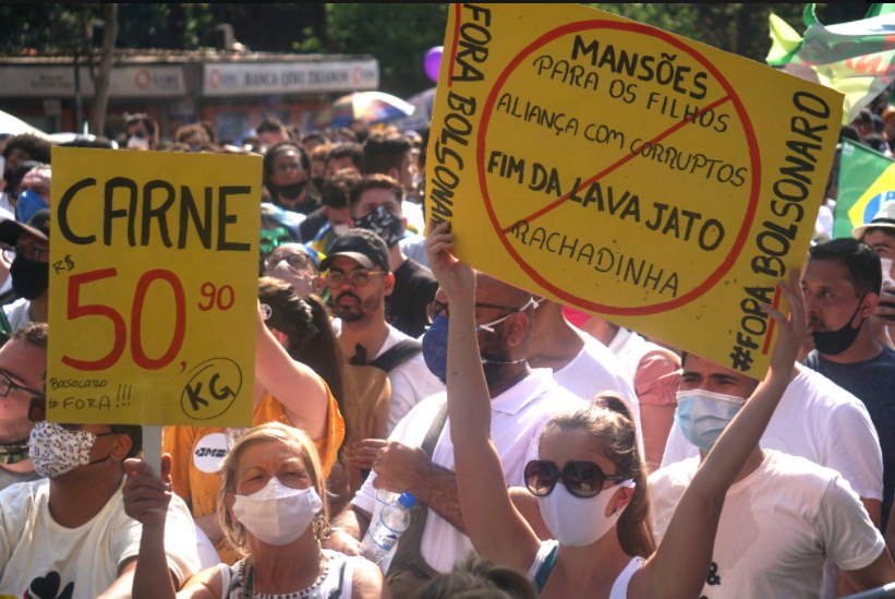 Manifestantes exibem cartazes contra Bolsonaro nas manifestações. Foto: MBL