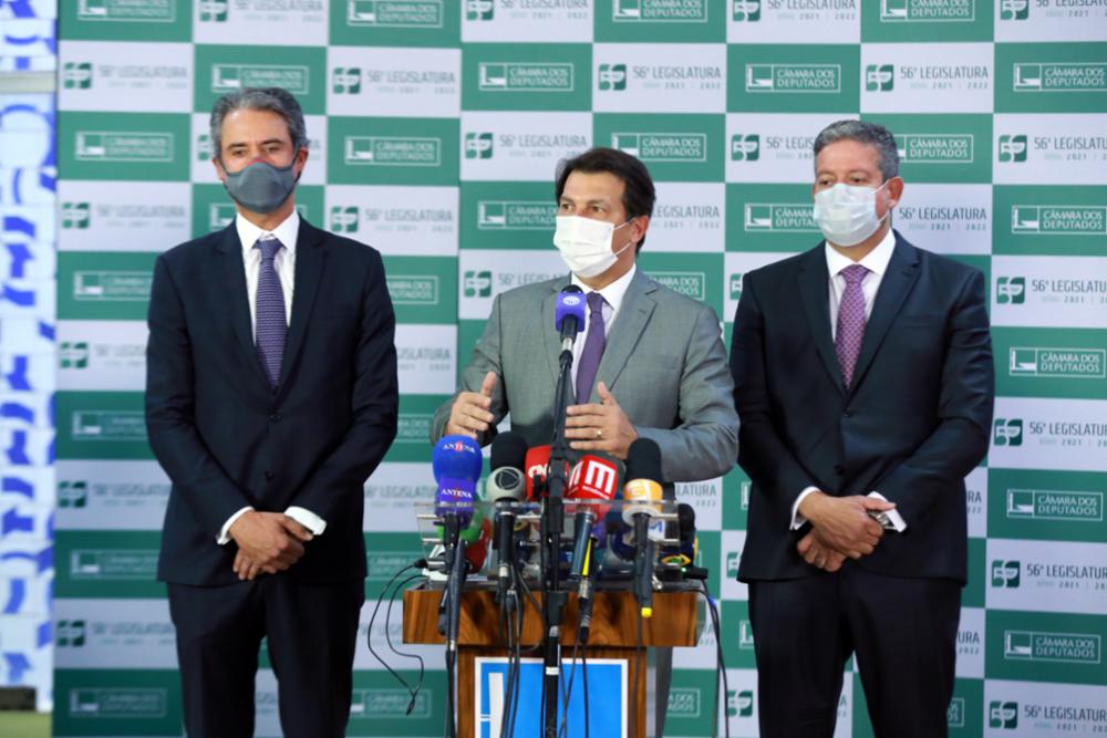 O presidente da comissão especial, Fernando Monteiro (PP-PE), o relator, Arthur Maia (DEM-BA), e o presidente da Câmara, Arthur Lira (PP-PI) [fotografo]Michel Jesus/Câmara dos Deputado[/fotografo]