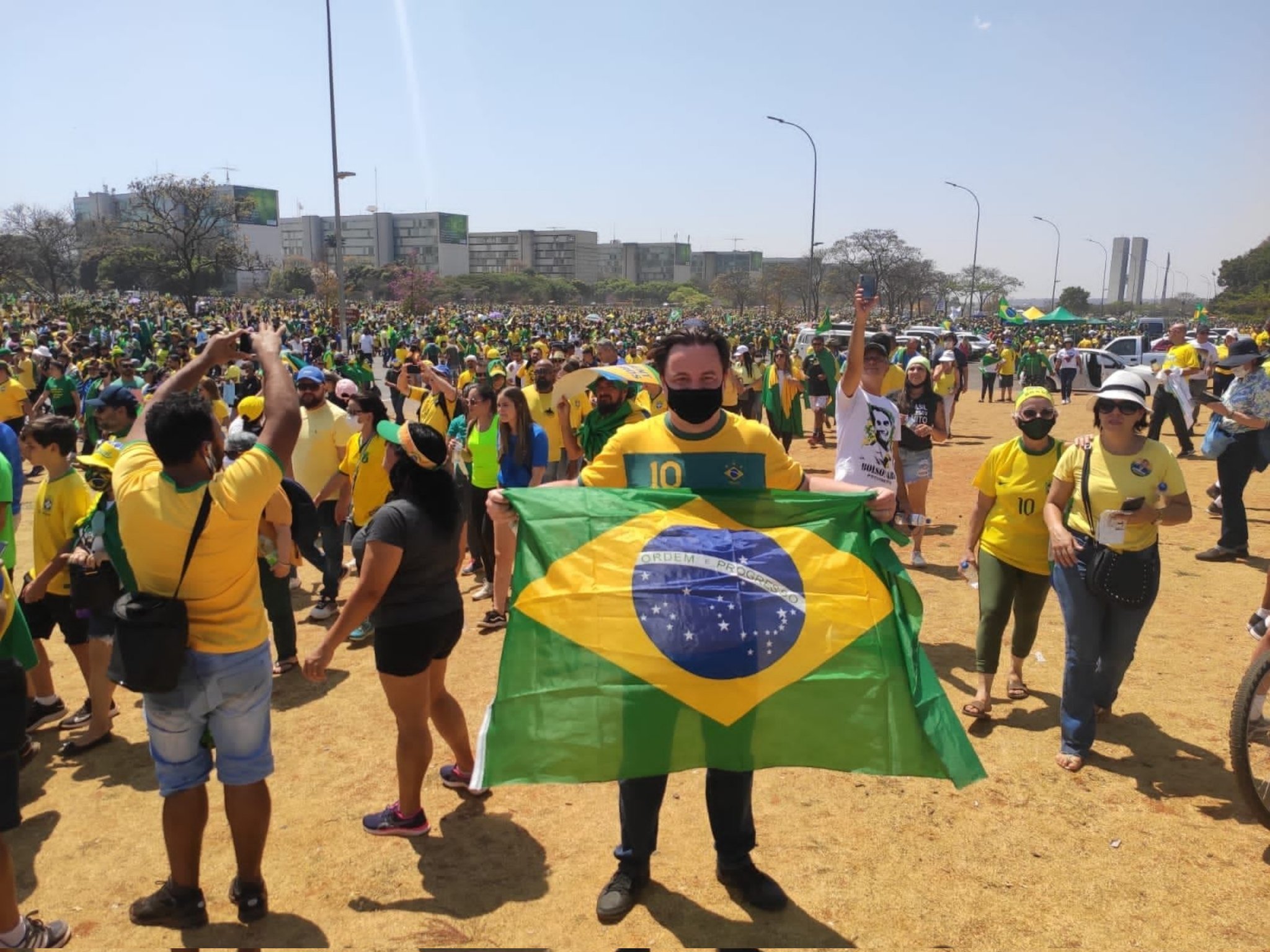 Rodrigo Coelho, com a bandeira do Brasil, no ato em defesa de Bolsonaro e contra o STF. Deputado do PSB está de mudança para o Podemos