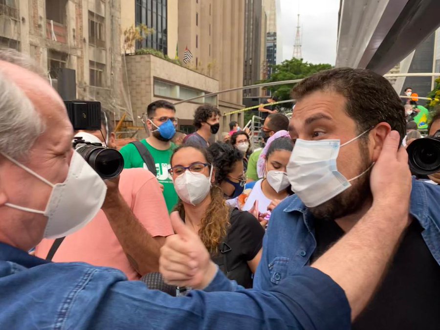 Ciro Gomes e Guilherme Boulos na Avenida Paulista. Necessidade de união ainda não foi a regra nas manifestações do sábado (2). [fotografo] Reprodução Twitter [/fotografo]