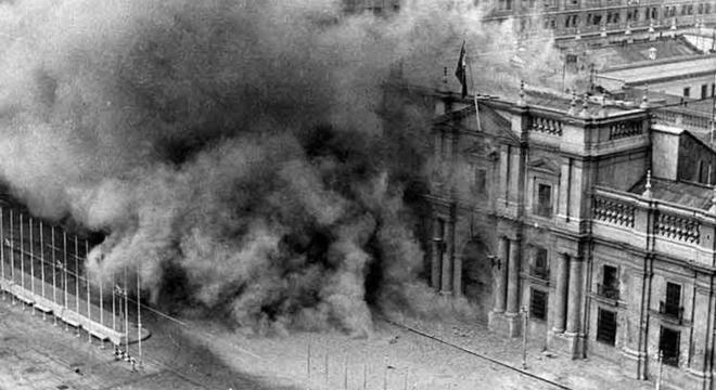 A deposição de Salvador Allende após o bombardeio do Palácio de La Moneda é a forma clássica de deposição de uma democracia. Mas nem sempre é assim que acontece. Foto: Wikimedia Commons