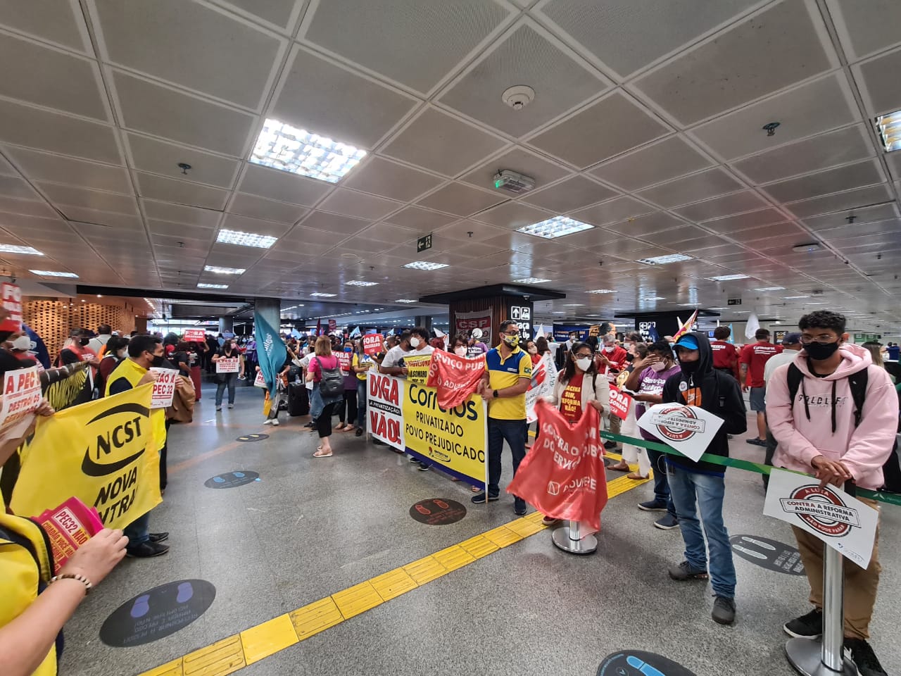 Comitê de recepção aos parlamentares, organizado no aeroporto de Brasília por servidores contrários à reforma administrativa. Foto/Divulgação