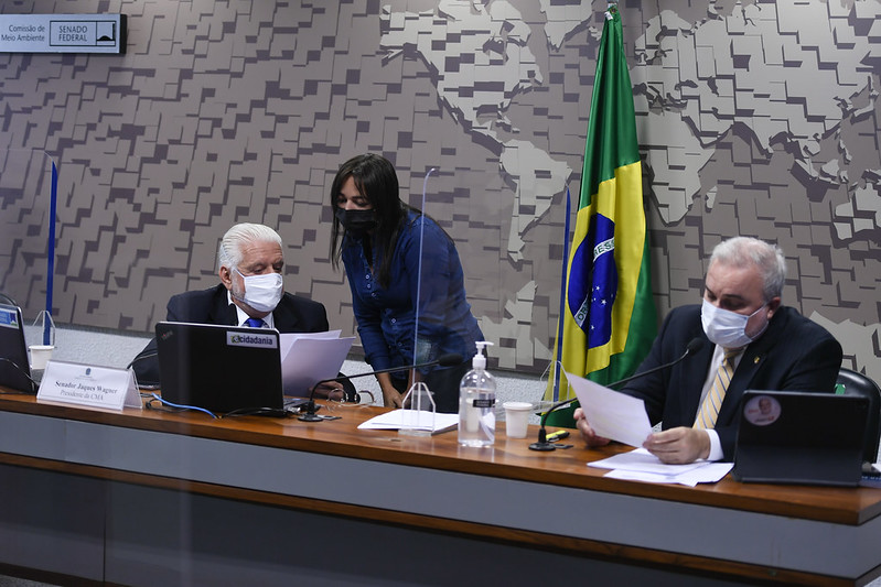 Os senadores Jaques Wagner, Eliziane Gama e Jean Paul Prates, na reunião em que foi aprovado o relatório para a COP26. Foto: Edilson Rodrigues/Ag. Senado