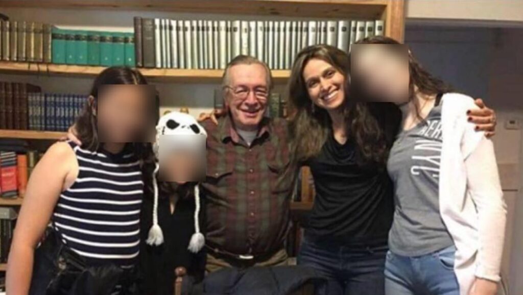 A promotora Marya Olímpia em visita ao escritor Olavo de Carvalho, um dos 