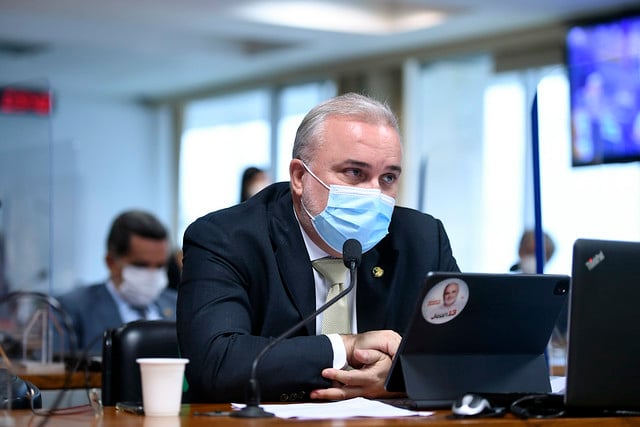 Senador Jean Paul Prates, líder da minoria no Senado, afirma que o processo de desestatização da Eletrobras conduzido pelo governo Bolsonaro carece do princípio da transparência. (foto: Edilson Rodrigues/Agência Senado)