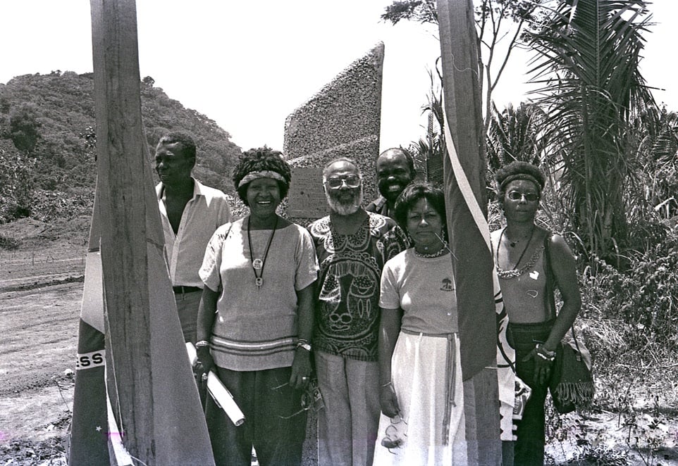 Fotografia realizada por Januário Garcia no dia 20 de novembro em 1982 na Serra da Barriga no Quilombo de Palmares e presente em seu livro 25 anos de Movimento Negro no Brasil. Da esquerda para a direita: Lélia Gonzalez, Abdias do Nadcimento, Edialeda, Deputado José Miguel e Helena Theodoro. Foto: Januario Garcia