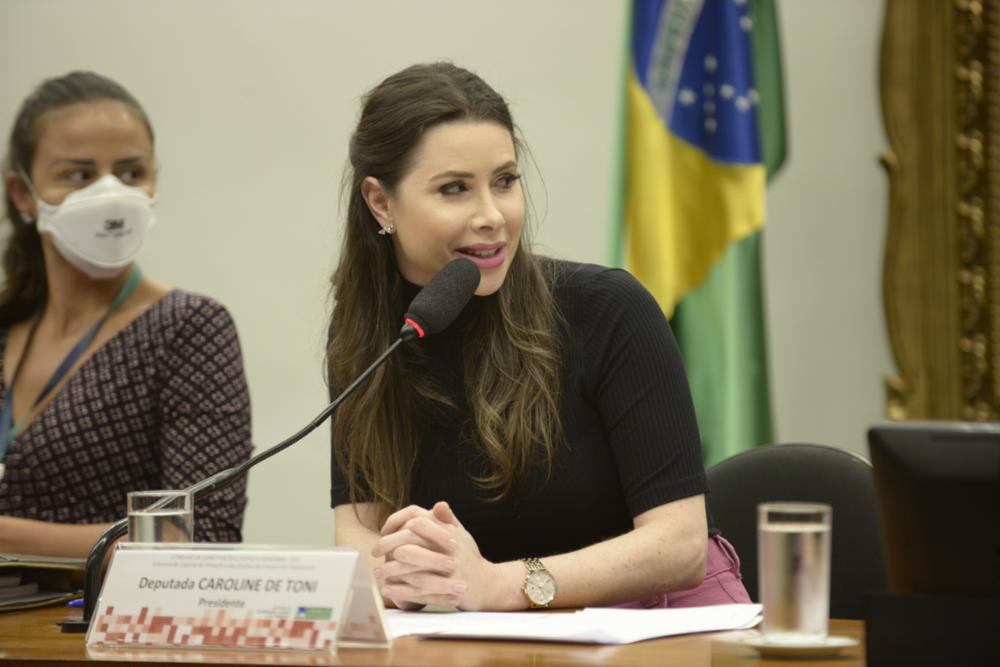 A deputada Caroline de Toni (SC) e o deputado Paulo Eduardo Martins (PR) alegaram que foram convencidos a rever o voto a favor da PEC dos Precatórios