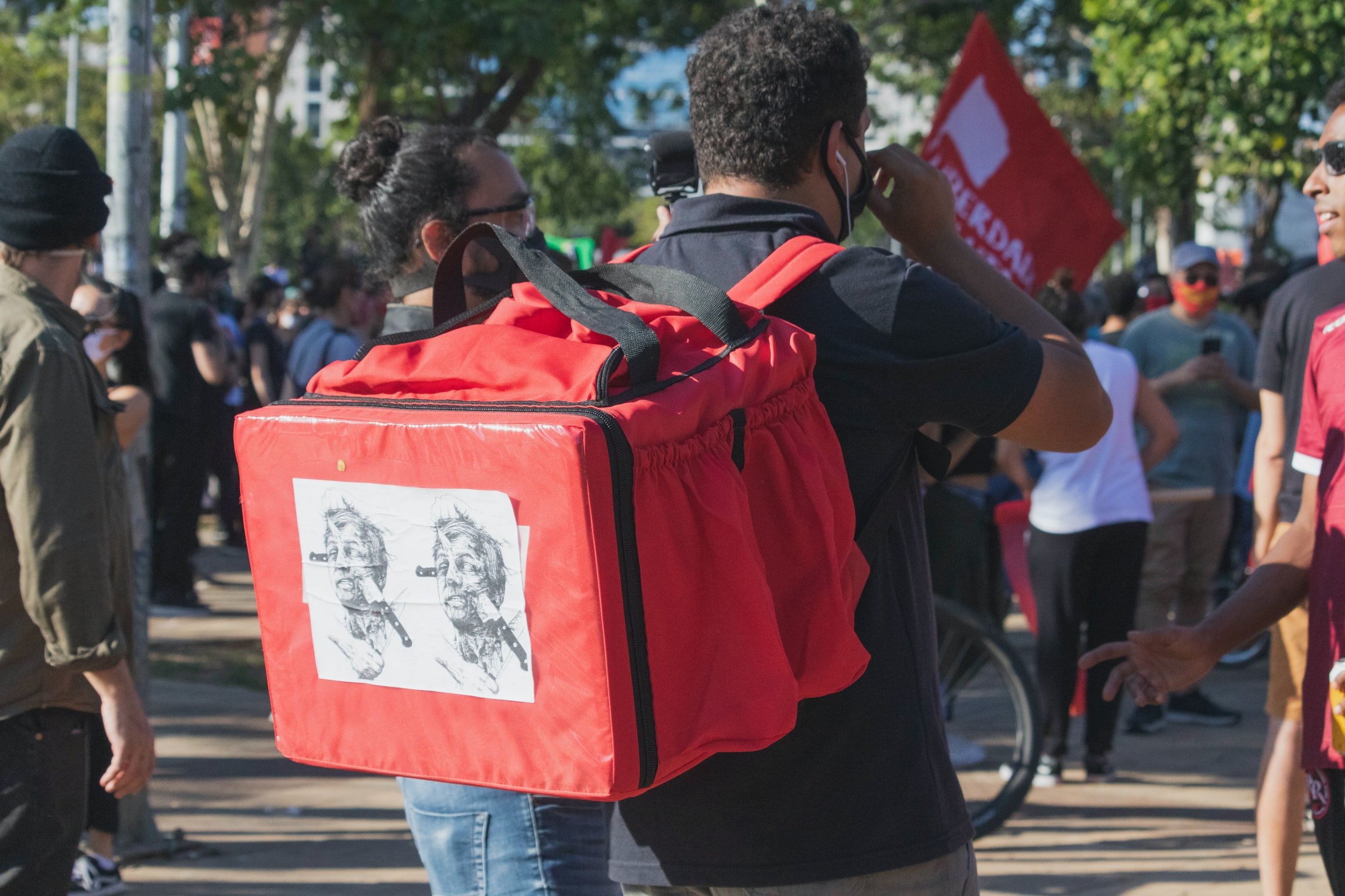 Entregador durante protesto contra o governo de Jair Bolsonaro em São Paulo. Foto: Marília Castelli/Unsplash