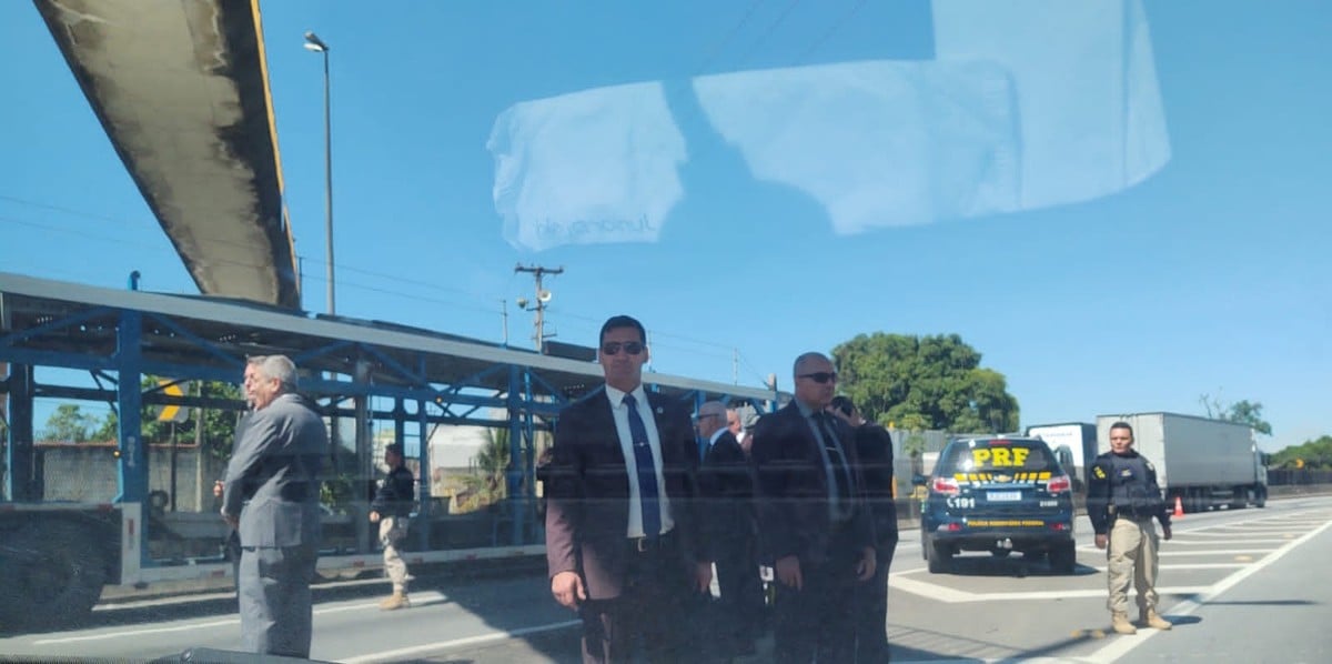 Enquanto Bolsonaro acenava aos motoristas na rodovia, a mulher, de 30 anos, passou de carro pelo presidente e proferiu xingamentos e ofensas
