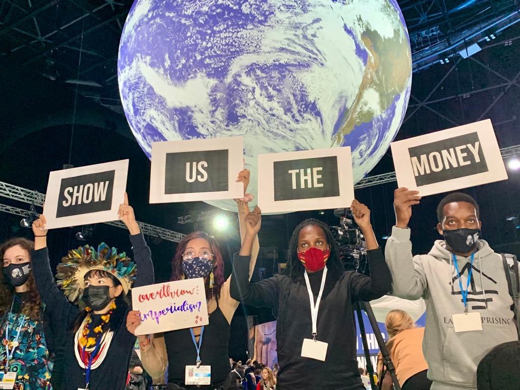 Jovens ativistas em protesto na COP26, entre eles Vanessa (segurando o cartaz "THE"). Foto: Twitter/Vanessa Nakate