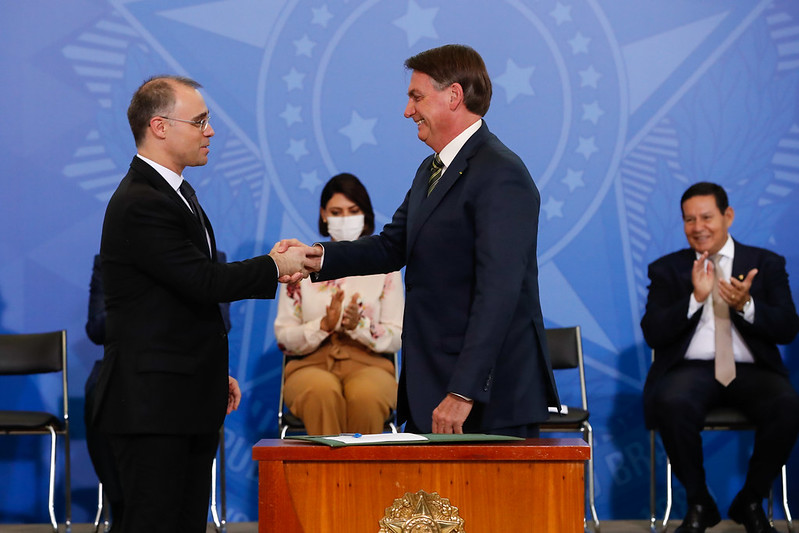 Presidente da República, Jair Bolsonaro durante assinatura dotermo que dá posse ao Ministro da Justiça e Segurança Pública, André Luiz de Almeida Mendonça. Foto: Alan Santos/PR