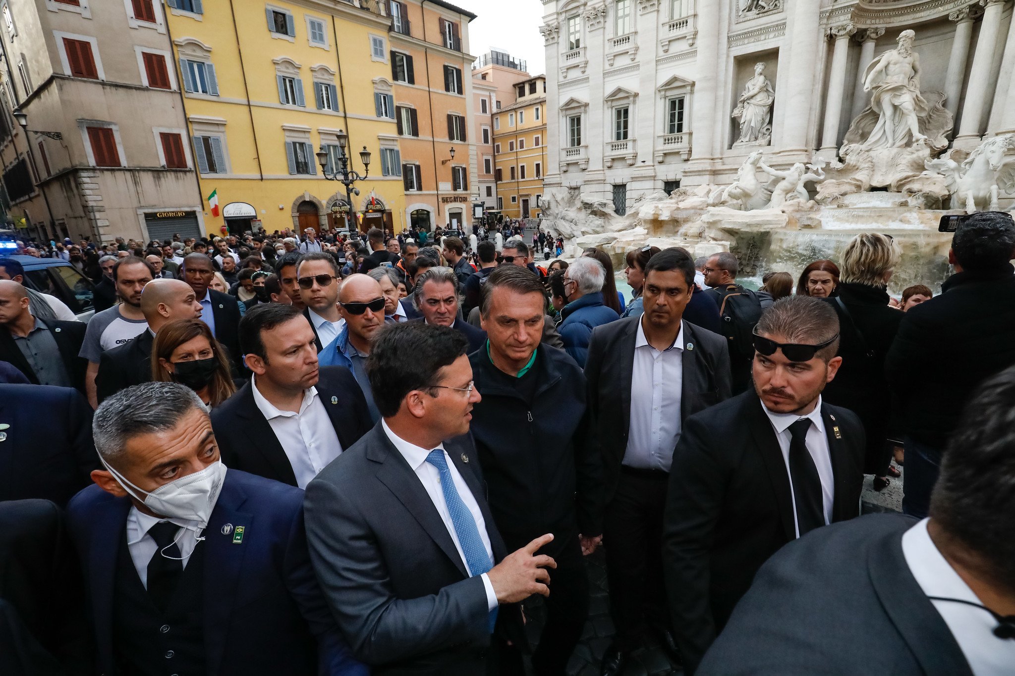 Bolsonaro andando pelo centro de Roma, no fim de outubro: agressões ocorreram durante viagem Foto: Alan Santos/PR

