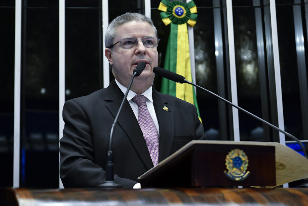 Plenário do Senado Federal durante sessão deliberativa ordinária semipresencial. Na ordem do dia, deliberação das indicações ao Tribunal de Contas da União e outras autoridades, e análise do PLV 28/2021 que institui o Programa de Venda em Balcão, com o objetivo de promover o acesso do pequeno criador de animais ao estoque público de milho. Em discurso, à tribuna, indicado para o cargo de ministro do Tribunal de Contas da União (TCU), senador Antonio Anastasia (PSD-MG). Foto: Waldemir Barreto/Agência Senado