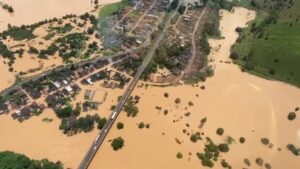 governador sobrevoou cidades alagadas. Imagem de Jucuruçu, na Bahia, após as fortes chuvas desta semana. Foto: Reprodução